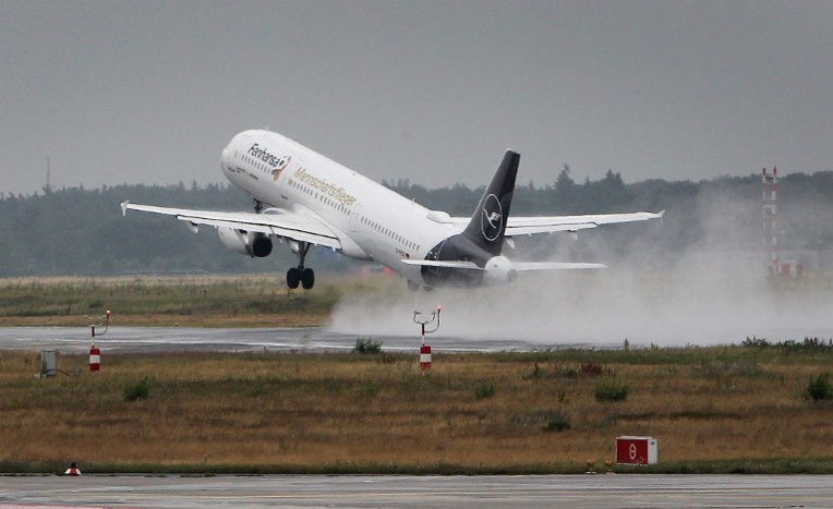 Un homme tué par un avion au décollage à Moscou Un homme tué par un avion au décollage à Moscou