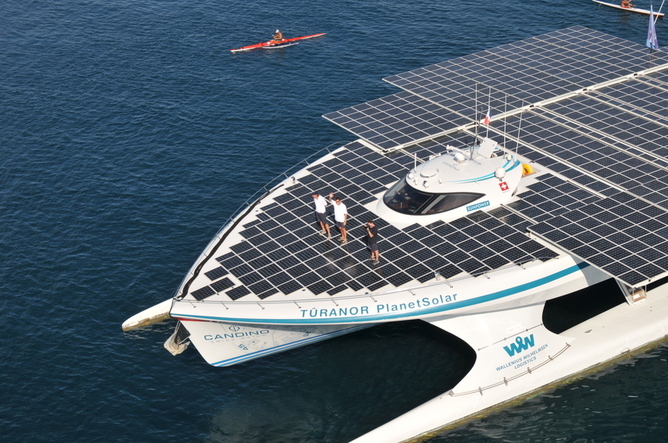 Le plus grand bateau solaire du monde en escale à Papeete VIDEO