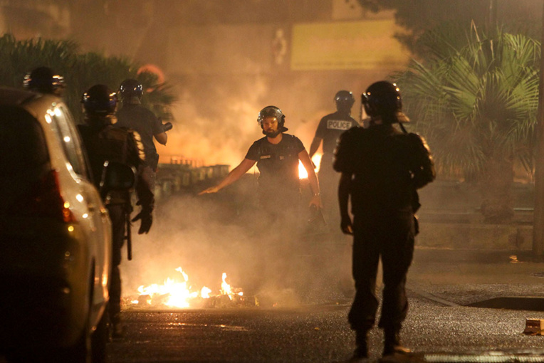 Violences à La Réunion: Emmanuel Macron annonce une réponse "intraitable" Violences à La Réunion: Emmanuel Macron annonce une réponse "intraitable"