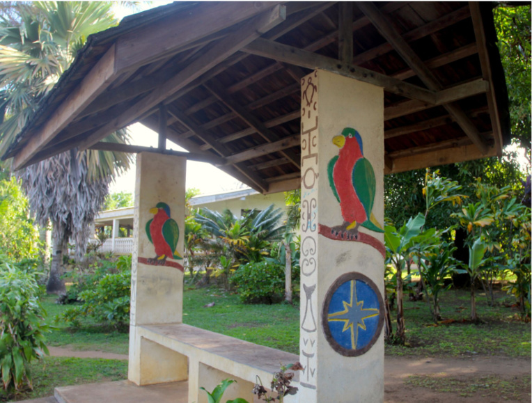 Même les abribus, à Rimatara, sont aux couleurs de la perruche rouge. Même les abribus, à Rimatara, sont aux couleurs de la perruche rouge.
