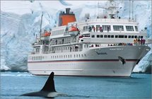 LE PAQUEBOT “MS BREMEN” DE PASSAGE  DANS LES EAUX POLYNESIENNES