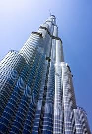 Avec ses 828 mètres, la  Burj Khalifa à Dubaï est la plus grande tour du monde