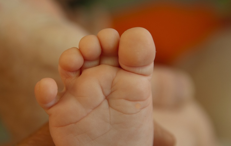 Polémique après l'annonce de premiers bébés aux gènes modifiés en Chine