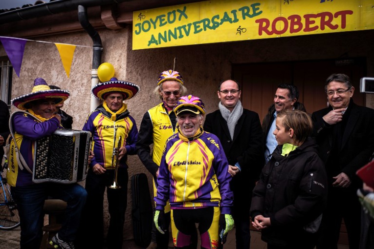 107 ans et toutes ses jambes: il fête son anniversaire à vélo !