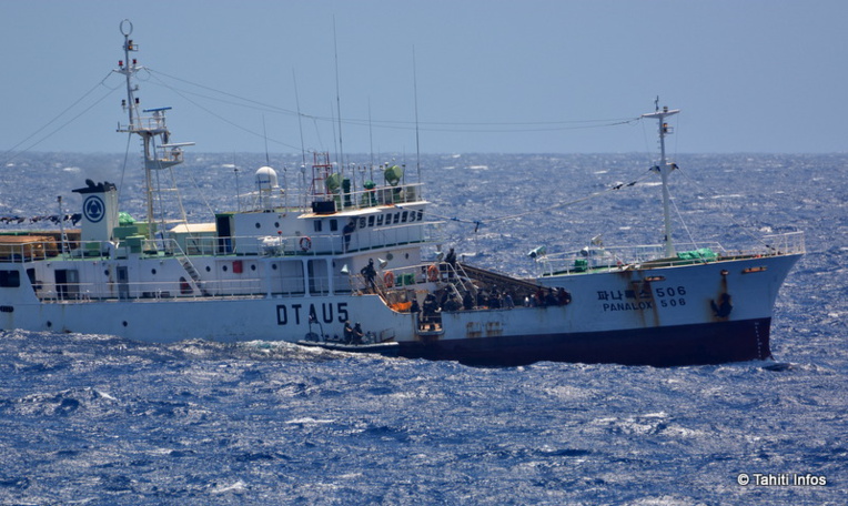 Le Prairial a contrôlé plusieurs pêcheurs coréens en envoyant une équipe de visite à bord.