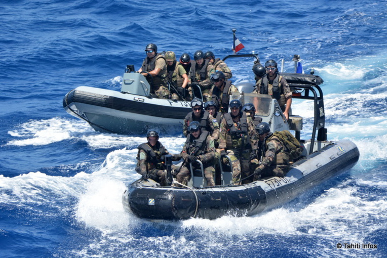 L'équipe de visite, lourdement armée, agit comme un gendarme de la pêche. Elle contrôle les papiers des bateaux de pêche, mais surtout leurs cargaisons. Une fois à bord, les militaires s'assurent de la coopération de l'équipage pendant qu'un officier spécialement formé et assermenté conduit l'inspection. L'équipe de visite, lourdement armée, agit comme un gendarme de la pêche. Elle contrôle les papiers des bateaux de pêche, mais surtout leurs cargaisons. Une fois à bord, les militaires s'assurent de la coopération de l'équipage pendant qu'un officier spécialement formé et assermenté conduit l'inspection.