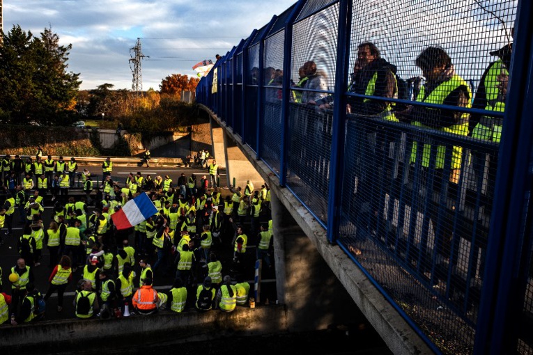 "Gilets jaunes": Macron veut aider "les fins de mois" difficiles mais maintient le cap "Gilets jaunes": Macron veut aider "les fins de mois" difficiles mais maintient le cap