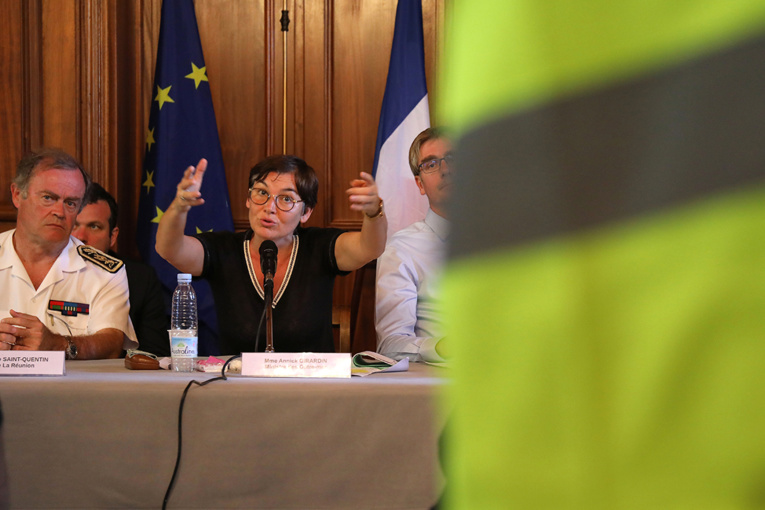 "Gilets jaunes": à La Réunion, la ministre des Outre-mer tente d'apaiser les tensions "Gilets jaunes": à La Réunion, la ministre des Outre-mer tente d'apaiser les tensions
