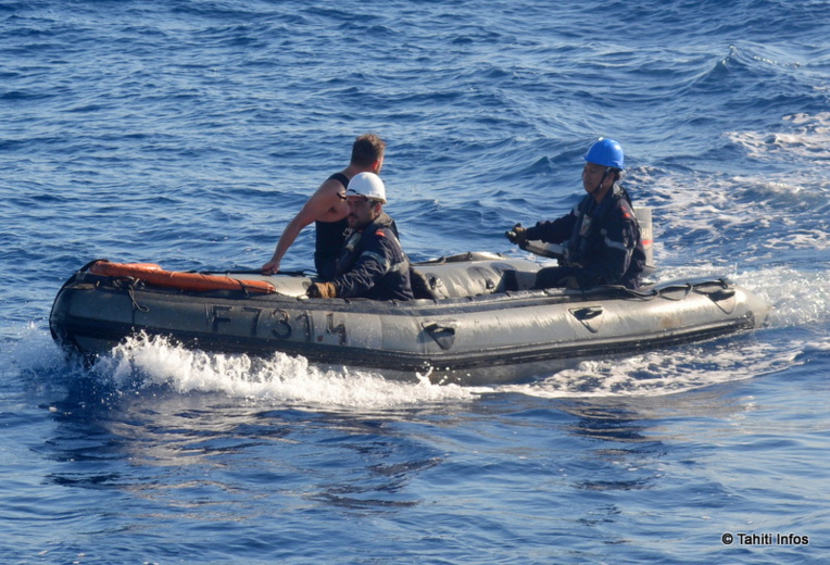 Tehaapapa conduisant un Zodiak pour un exercice de secours d'un homme à la mer Tehaapapa conduisant un Zodiak pour un exercice de secours d'un homme à la mer