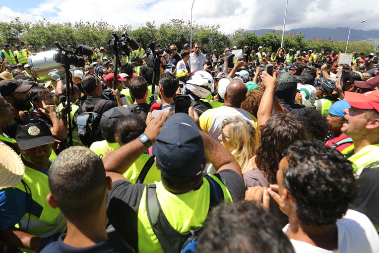 La Réunion: la ministre exfiltrée d'une rencontre tendue avec des "gilets jaunes" La Réunion: la ministre exfiltrée d'une rencontre tendue avec des "gilets jaunes"