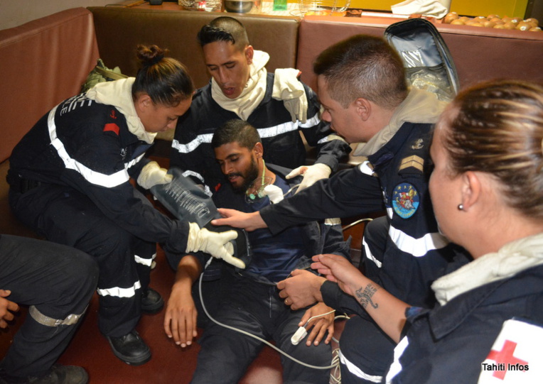 En pleine frénésie d'un exercice incendie, un pompier a simulé une fracture de la jambe pour tester le temps de réaction des brancardiers et du médecin. En pleine frénésie d'un exercice incendie, un pompier a simulé une fracture de la jambe pour tester le temps de réaction des brancardiers et du médecin.