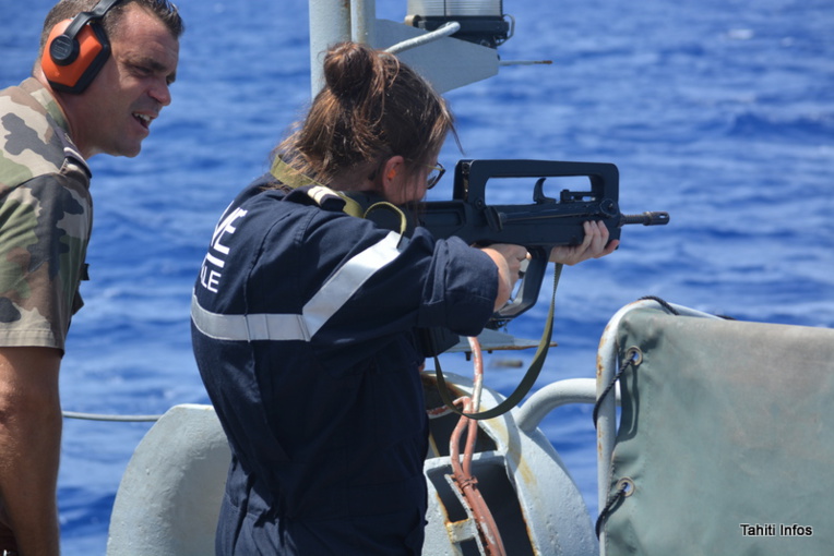 Les marins sont également des militaires, ils ont donc également des exercices de tir au HK (une arme de poing) et au Famas (un fusil d'assaut), dirigés par le maître d'armes (à gauche)