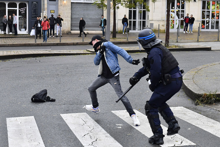 Lycées bloqués: la vague "gilets jaunes" donne un coup de fouet aux revendications de lycéens Lycées bloqués: la vague "gilets jaunes" donne un coup de fouet aux revendications de lycéens