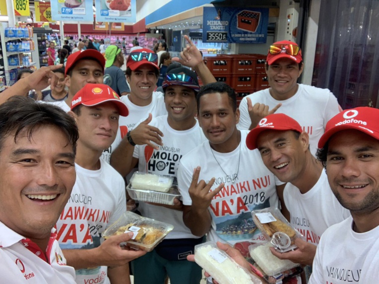 Shell Va'a en séance de dédicaces à la boutique Vodafone de Punaauia