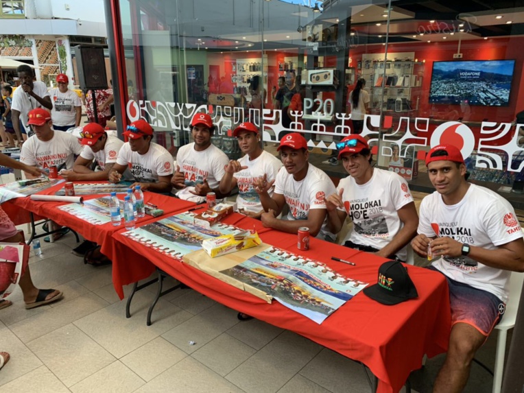 Shell Va'a en séance de dédicaces à la boutique Vodafone de Punaauia