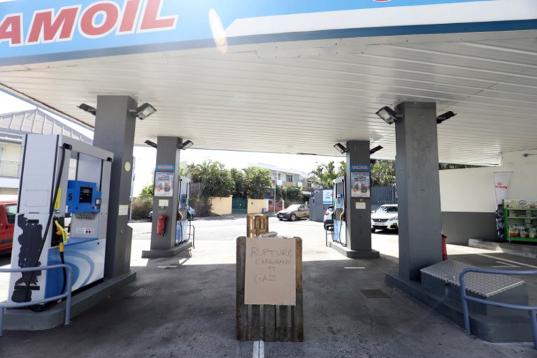 Gilets jaunes": retour au calme à La Réunion après une nuit d'affrontements au port Gilets jaunes": retour au calme à La Réunion après une nuit d'affrontements au port