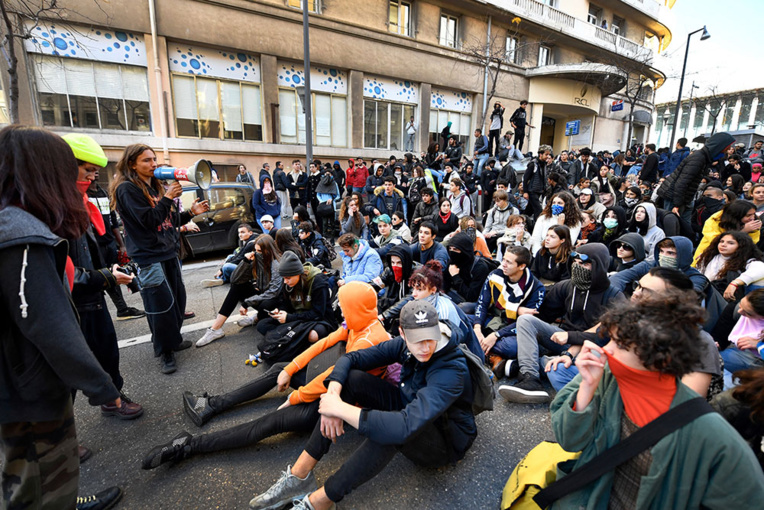 Des lycées toujours bloqués, des rassemblements et quelques incidents Des lycées toujours bloqués, des rassemblements et quelques incidents