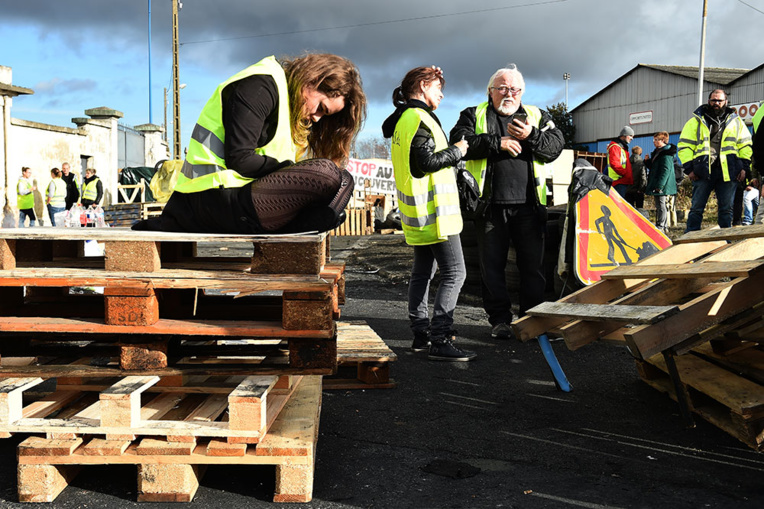 "Gilets jaunes": toujours des blocages mercredi, les stations peu à peu réapprovisionnées "Gilets jaunes": toujours des blocages mercredi, les stations peu à peu réapprovisionnées