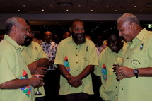 Charles Washetine au centre des discussions (délégation du FLNKS) avec (de gauche à droite) Sato Kilman, Premier ministre de Vanuatu, Don Polye, ministre des affaires étrangères de Papouasie-Nouvelle-Guinée, Danny Philip, Premier ministre des île