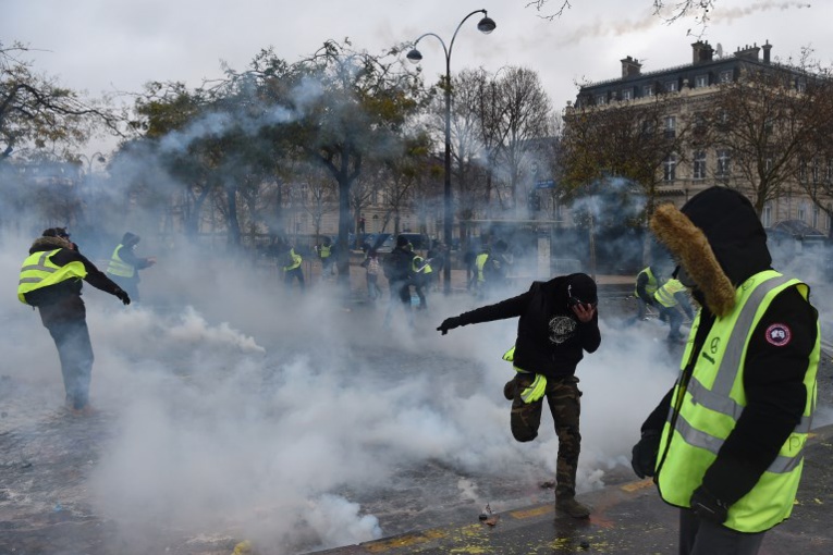 "Gilets jaunes": l'usage de certaines grenades pendant les manifestations décrié par des avocats "Gilets jaunes": l'usage de certaines grenades pendant les manifestations décrié par des avocats