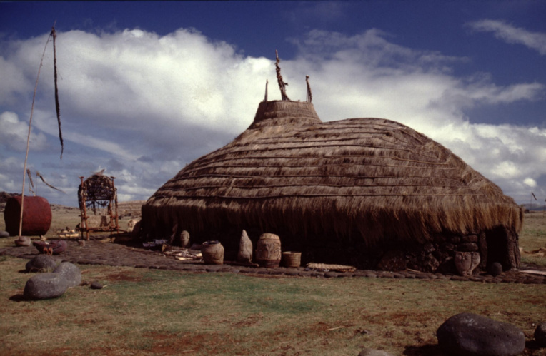 Une reconstitution fidèle d’un habitat pascuan ancien, la case-bateau.