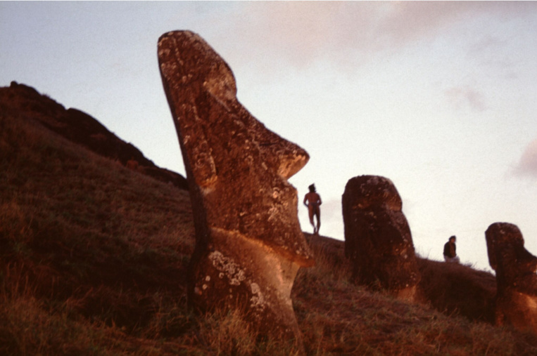 Les pentes du Rano Raraku ont été utilisées pour certaines scènes nocturnes. Les pentes du Rano Raraku ont été utilisées pour certaines scènes nocturnes.