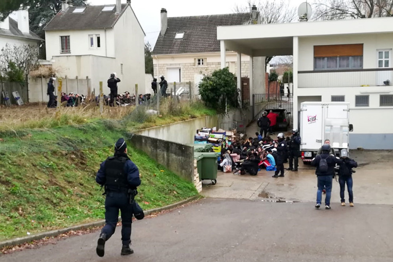 Colère et incompréhension à Mantes-la-Jolie après la vidéo des jeunes interpellés Colère et incompréhension à Mantes-la-Jolie après la vidéo des jeunes interpellés
