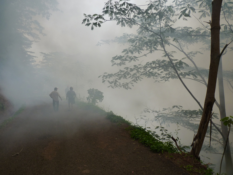 Les pompiers peinent à maîtriser un incendie à la déchetterie de Papenoo
