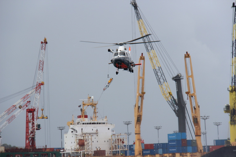 Simulation d'un hélitreuillage dans le port de Papeete. Simulation d'un hélitreuillage dans le port de Papeete.