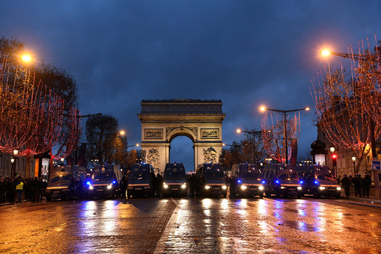 "Gilets jaunes": des heurts à Paris et en province, Philippe veut "retisser l'unité nationale"