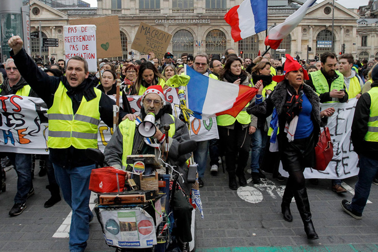 Pour le climat, "gilets verts et gilets jaunes" défilent en nombre Pour le climat, "gilets verts et gilets jaunes" défilent en nombre