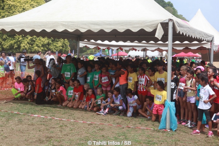 Les enfants ont pu attendre leur départ à l'ombre Les enfants ont pu attendre leur départ à l'ombre