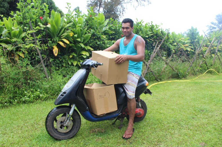 Moïse livre ses œufs de Tautira jusqu'à Papeete en scooter. Moïse livre ses œufs de Tautira jusqu'à Papeete en scooter.