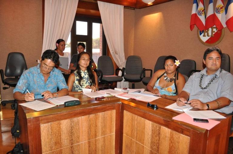 Le Sénateur Richard TUHEIAVA et le chef du Service de la pêche (à gauche) ont suivis les débats avec intérêt