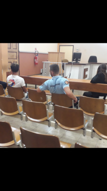 Ivre, il menace sa famille avec un harpon Ivre, il menace sa famille avec un harpon