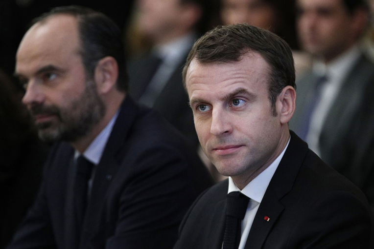 "Gilets jaunes": Macron et Philippe en mission pour éviter un "acte V"