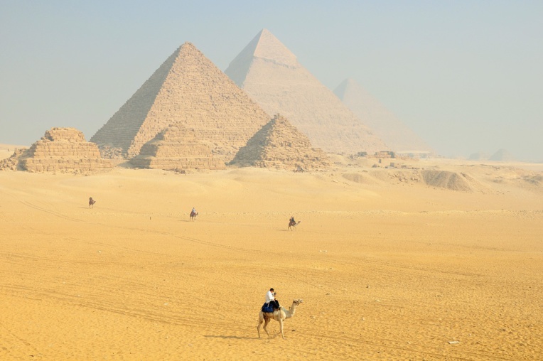 Egypte: polémique autour d'une vidéo d'un couple nu au sommet d'une pyramide Egypte: polémique autour d'une vidéo d'un couple nu au sommet d'une pyramide