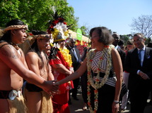 MARIE LUCE PENCHARD SALUE LES DANSEUR DU SHOW TAHITI NUI