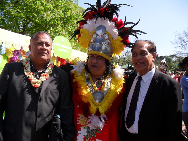 Théo Sulpice entouré du chef coutumier de Wallis et du Député  ALBERT LIKUVALU  FUTUNA