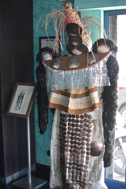 Les anciens Polynésiens utilisaient la nacre pour des objets de cérémonie mais aussi des objets du quotidien (Le deuilleur, reproduction du Musée de la Perle)