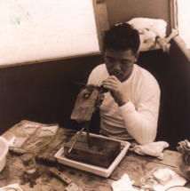 Churoku Muroi greffant les premières huitres de culture polynésiennes en 1961 Churoku Muroi greffant les premières huitres de culture polynésiennes en 1961