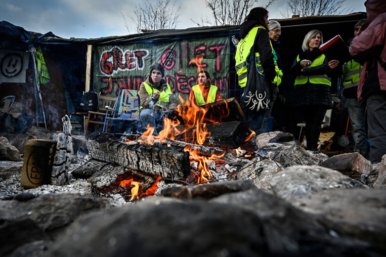 Au lendemain de l'attaque de Strasbourg, la détermination intacte de "gilets jaunes" Au lendemain de l'attaque de Strasbourg, la détermination intacte de "gilets jaunes"