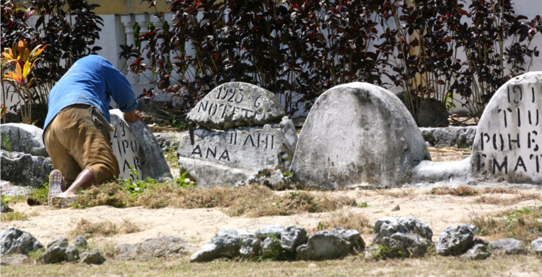 On ne ménage pas sa peine pour entretenir les tombes des anciens. On ne ménage pas sa peine pour entretenir les tombes des anciens.