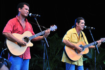 Branscombe un Djeun's qui a su trouver sa voie ici en duo avec Guy Laurens lors du concert Solidarité organisé pour Haïti en 2010.