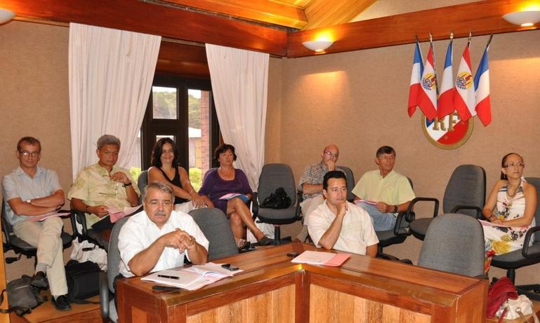 De nombreux responsables de l’éducation ont participé à la séance : au premier plan, monsieur Jean-Claude CIRIONI, vice-recteur de la Polynésie française (à gauche) et monsieur Christian MORHAIN, directeur de la DEP (à droite).