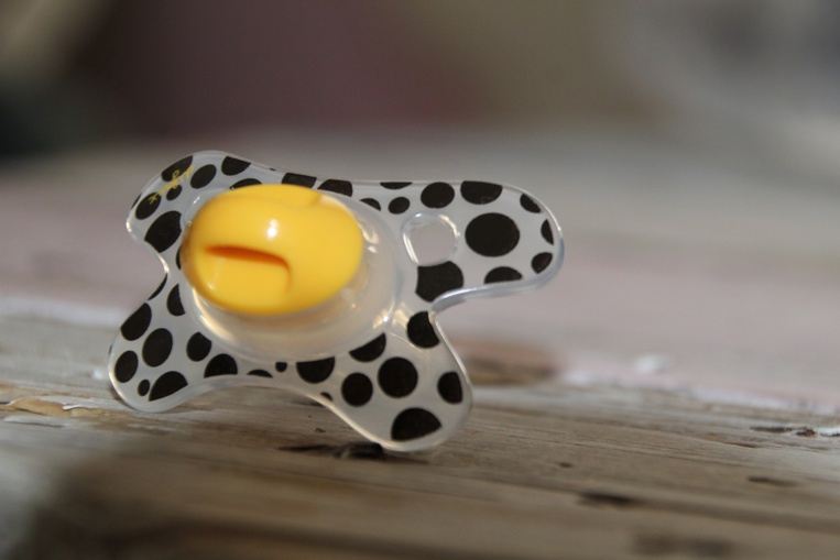 Femmes enceintes, ne léchez pas la cuillère ou la tétine de votre enfant Femmes enceintes, ne léchez pas la cuillère ou la tétine de votre enfant