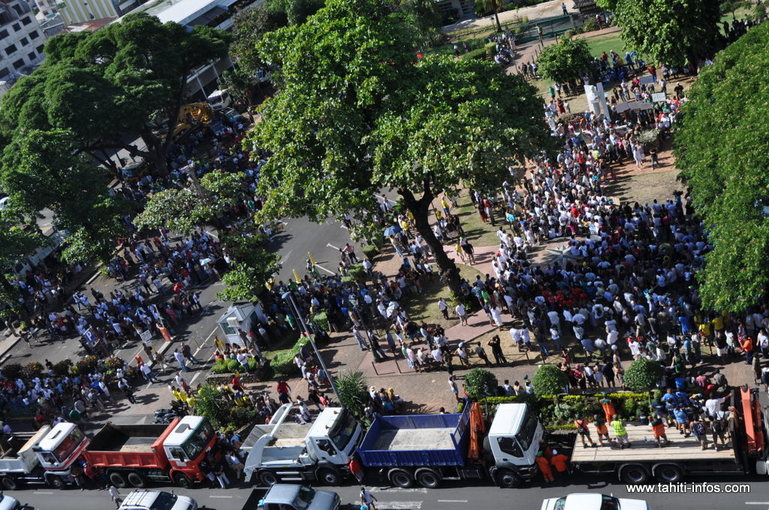 environ 5000 personnes sont rassemblées sur le parvis de l'assemblée de Polynésie française la place TARAHOI