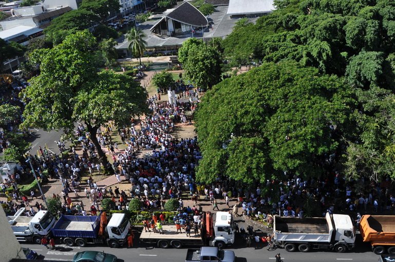 Les manifestants cherchent l'ombre