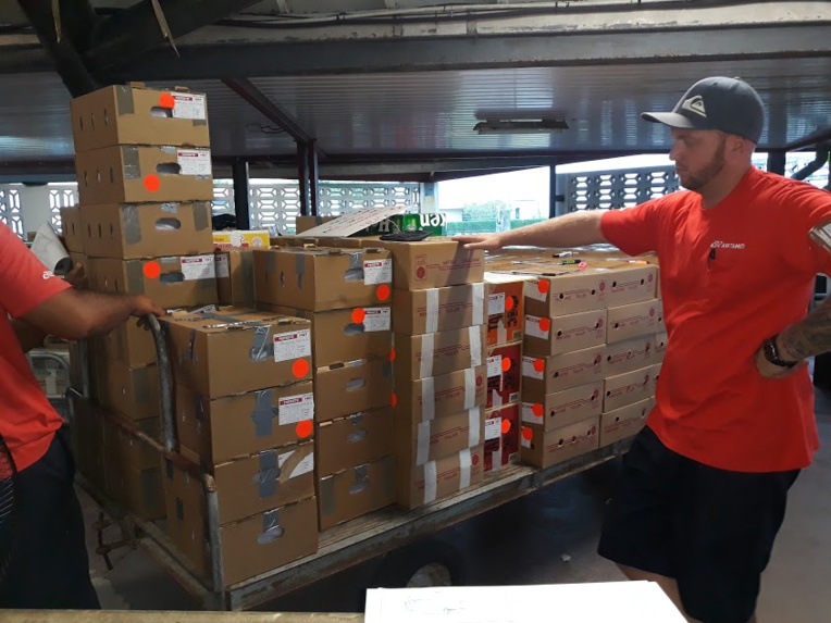 Les cartons sont pesés de nouveau par les agents d’Air Tahiti, avant d’être embarqués dans l’avion. Les cartons sont pesés de nouveau par les agents d’Air Tahiti, avant d’être embarqués dans l’avion.