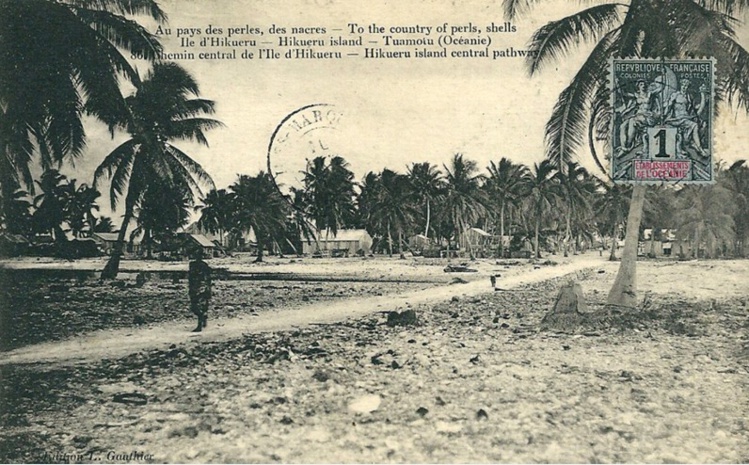 Homme et femme devant leur maison à Hikueru en 1900. PhotCharles Haskins Homme et femme devant leur maison à Hikueru en 1900. PhotCharles Haskins
